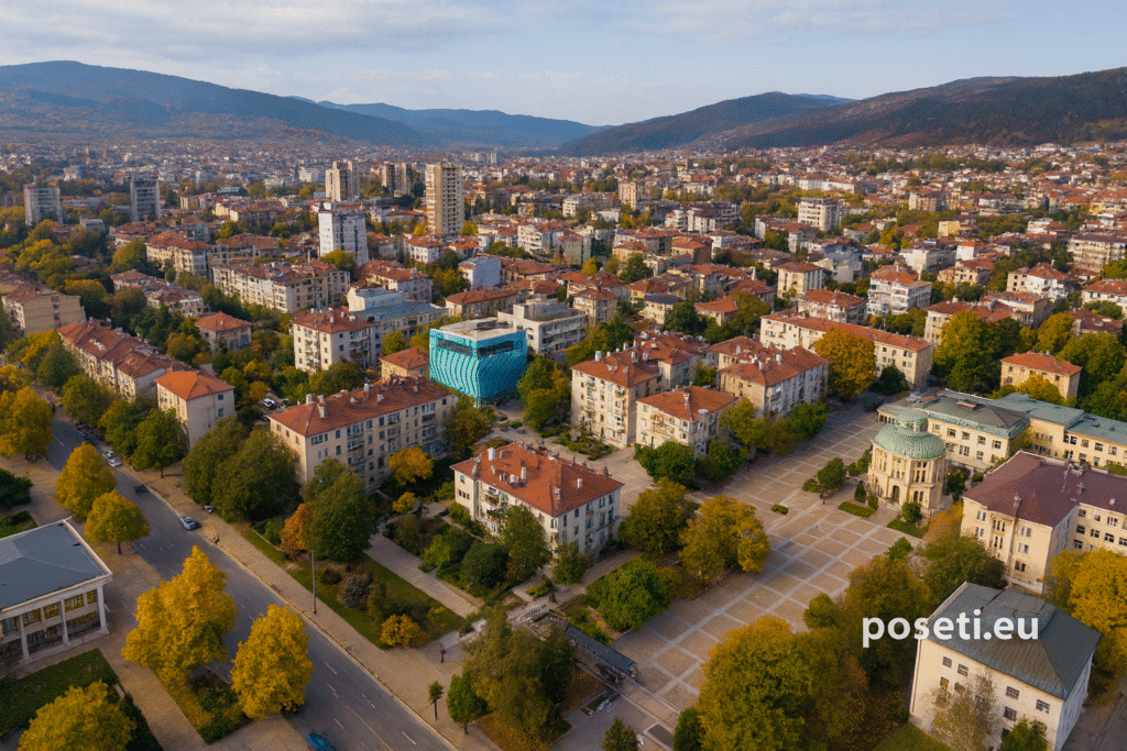 Именно тези входове оформят първото впечатление за Благоевград – от едната страна модерни търговски зони и жилищни квартали като „Еленово“ и „Струмско“, от другата – пътят към стария център, Вароша, парковете по Благоевградска Бистрица и алеята към Бачиново. От тях тръгва и нашата разходка из кварталите на града, които придават толкова различно лице на едно и също място.