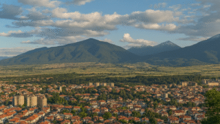 Разлог между Рила, Пирин и Родопите: град на Старчевата, големите магазини и живите традиции