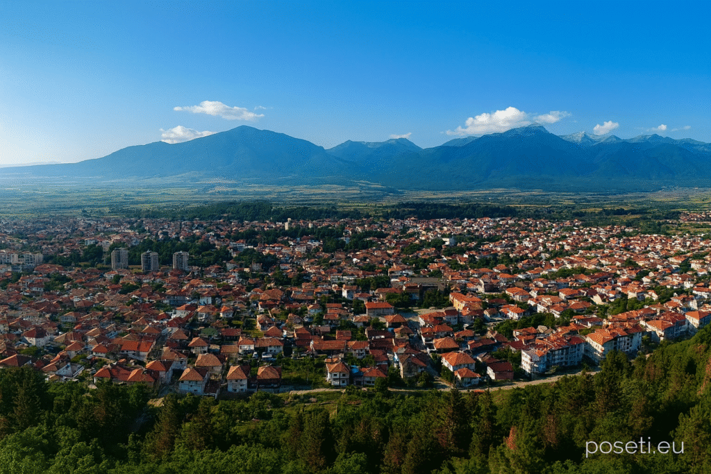Когато планираш престой, е добре да си начертаеш ден по ден какво искаш да правиш. Един ден може да бъде посветен само на града – разходка из центъра и старите квартали, посещение на църквите и къщите-музеи, кафе и вечеря на площада. Втори ден може да комбинира Разлог и Баня – сутрешна разходка по полето или по маршрута към селото, после няколко часа в минерален басейн, а вечер връщане в града.