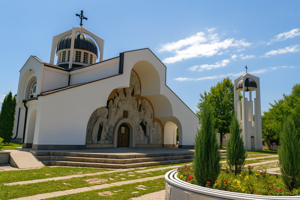Само на няколко километра са Рупите, Кожух и комплекс „Ванга“ – място, в което земята изхвърля гореща вода, а хората идват с надежди, въпроси и благодарност. Още малко по-нагоре са руините на Хераклея Синтика – античен град, в чийто камъни са закодирани пътищата между вътрешността на Балканите и Егейско море. В другата посока над селото Ключ се издига Самуилова крепост, която пази паметта за една от най-драматичните битки в българската история. Между тези силни точки се разполагат десетки села, пътеки, водопади, лозя и малки параклиси, които правят картата на района плътна и жива.