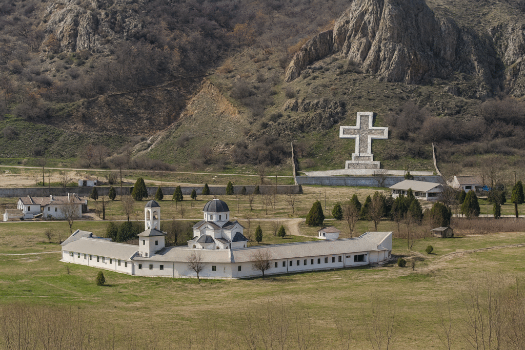 По селата около Петрич особено силни са съборите. Почти всяко населено място има свой празник – ден на селото или на храмовия празник, когато около църквата или в центъра се събират хора от близо и далеч. В Ключ, Коларово, Марикостиново, Рупите, Самуилово, Старчево или Скрът това означава шумен ден с народна музика, скара, сергии, въртележки за децата и дълги хора, които се вият до късно. За госта това е идеален момент да види местния живот отблизо – не през витрината на ресторант, а сред самите хора, на поляната или мегдана.