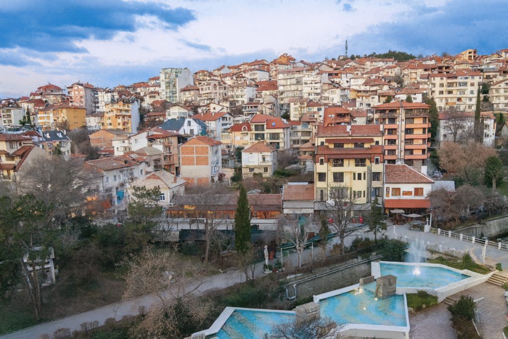 За хората, които обичат по-свободни планове, Сандански е удобен и като база за спонтанни разходки. Понякога най-хубавият сценарий е да нямаш фиксирана програма – да решиш на закуска дали днес ще останеш в басейна, ще тръгнеш към планината или ще отскочиш до Мелник. Разстоянията са малки, а времето в по-голямата част от годината е достатъчно меко, за да ти позволи да смениш плана в последния момент, без това да развали почивката.