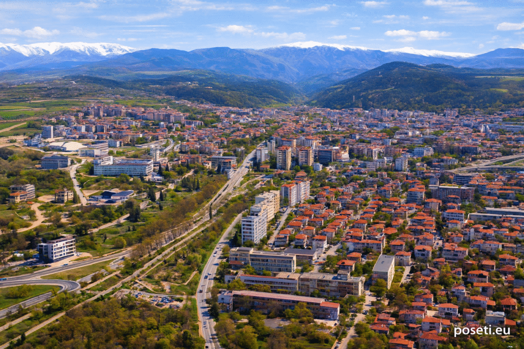 От локацията, която избереш – център, „Ален мак“, „Бачиново“, Бистрица или Бодрост – зависи и какъв Благоевград ще видиш. Градският хотел дава повече динамика и близост до заведения и сцени, къщата за гости в Бистрица – тишина и селска атмосфера, а хотелът в „Бачиново“ или „Бодрост“ – пряк контакт с природата.